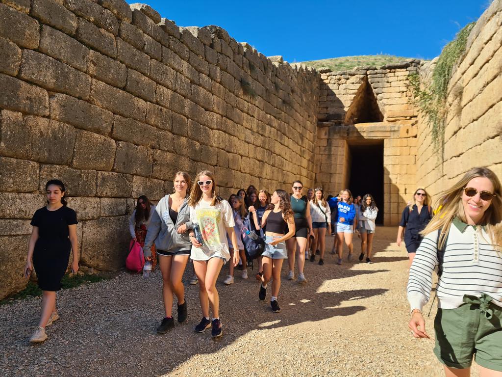 SHSClassics's tweet image. Buzzing after an amazing early morning visit to Mycenae and Treasury of Atreus. Yr11s enjoyed being tour guides and getting some revision in pre-mocks #alwayslearning @SurbitonHigh
