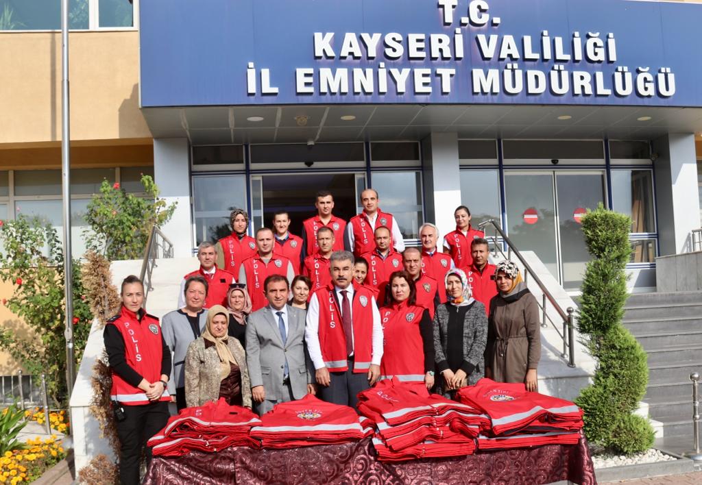KayseriEmniyeti's tweet photo. Valiliğimizin  teşviki ve Kayseri Olgunlaşma Enstitüsünün katkılarıyla İlimizde fedakarca görev yapan Güven Timlerimizin kıyafetleri yenilenmiştir. Emeği geçen herkese teşekkür ederiz.
@gokmen_cicek_ https://t.co/78i7w8F29r