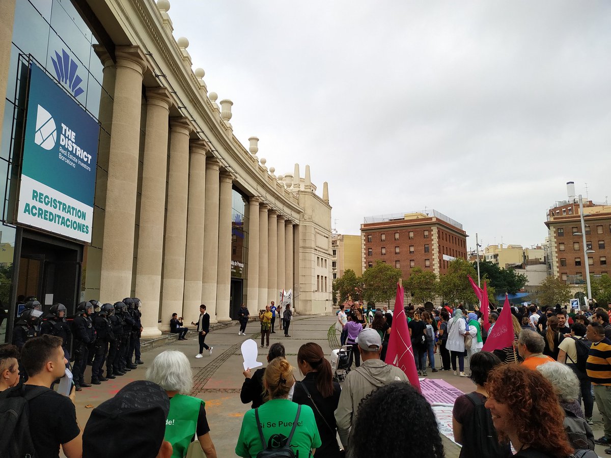 Cdr_nv_sg_cgr's tweet photo. Volen entrar per
fer-nos fora de les nostres cases
#lluitarem
#NoaTheDistrict https://t.co/FSiHEJhE63