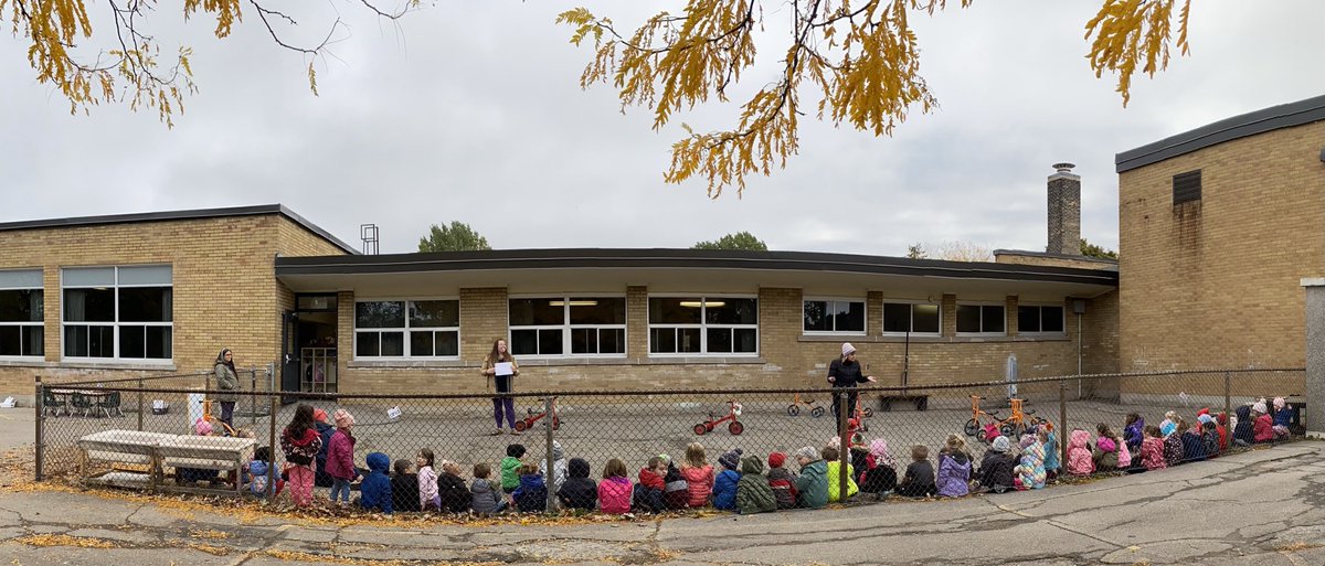 We started our #TakeMeOutsideDay explaining all of the outdoor learning for the Ss to choose from. ⁦@carrissaece⁩ ⁦@PortWellerPS⁩ ⁦@SRusztyn⁩ ⁦@MrDeWolfesClass⁩ ⁦@OutdoorClassDay⁩ ⁦@DSBNOutdoorED⁩ ⁦@ColleenFast1⁩