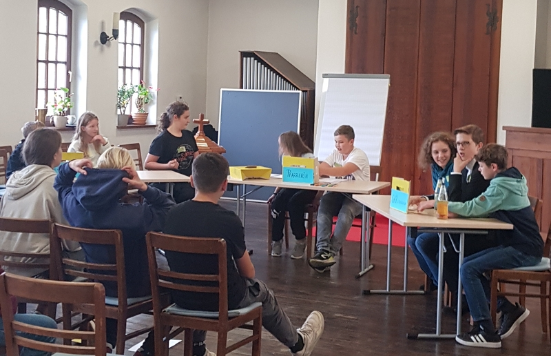 JungeAkademieWB's tweet image. Was passiert, wenn plötzlich Konfis in der Gemeinde das Sagen haben? Das #Planspiel &quot;Jugend und #Kirchgemeinde&quot; mit der Initiative #ChurchesForFuture zeigt was möglich ist. #KonfiArbeit #GlobalesLernen #BNE #Jugendbeteiligung #Kirchegestalten

ev-akademie-wittenberg.de/diskurs/konfis…