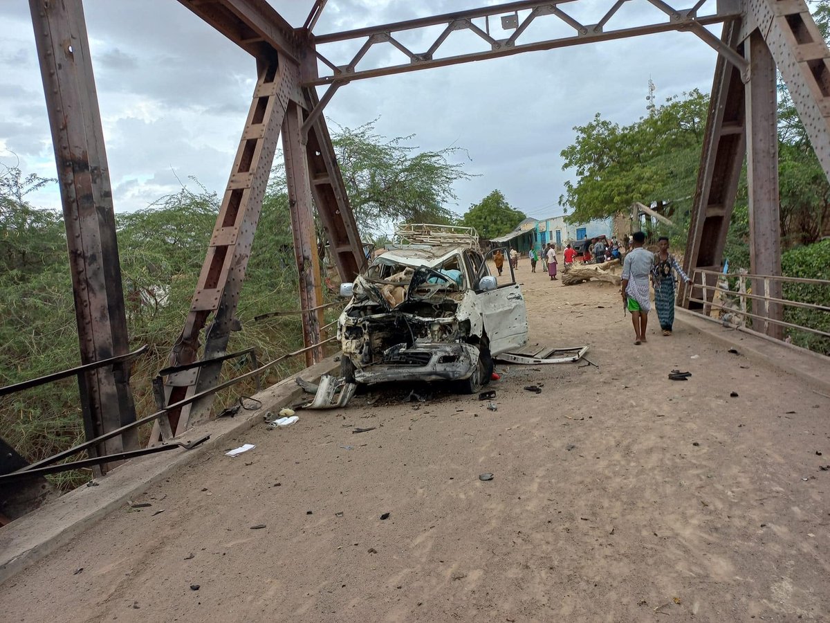 HassanIstiila's tweet photo. #BREEAKING: Car bomb damages key bridge connecting Bulaburde district to central regions. The explosion comes a day after the local pro-govt militia group known locally as #Macawisley displayed a truck packed with explosives on the outskirts of Beledweyne on Tuesday. #Somalia https://t.co/hPp5Gas25G