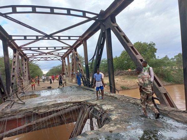 HassanIstiila's tweet photo. #BREEAKING: Car bomb damages key bridge connecting Bulaburde district to central regions. The explosion comes a day after the local pro-govt militia group known locally as #Macawisley displayed a truck packed with explosives on the outskirts of Beledweyne on Tuesday. #Somalia https://t.co/hPp5Gas25G