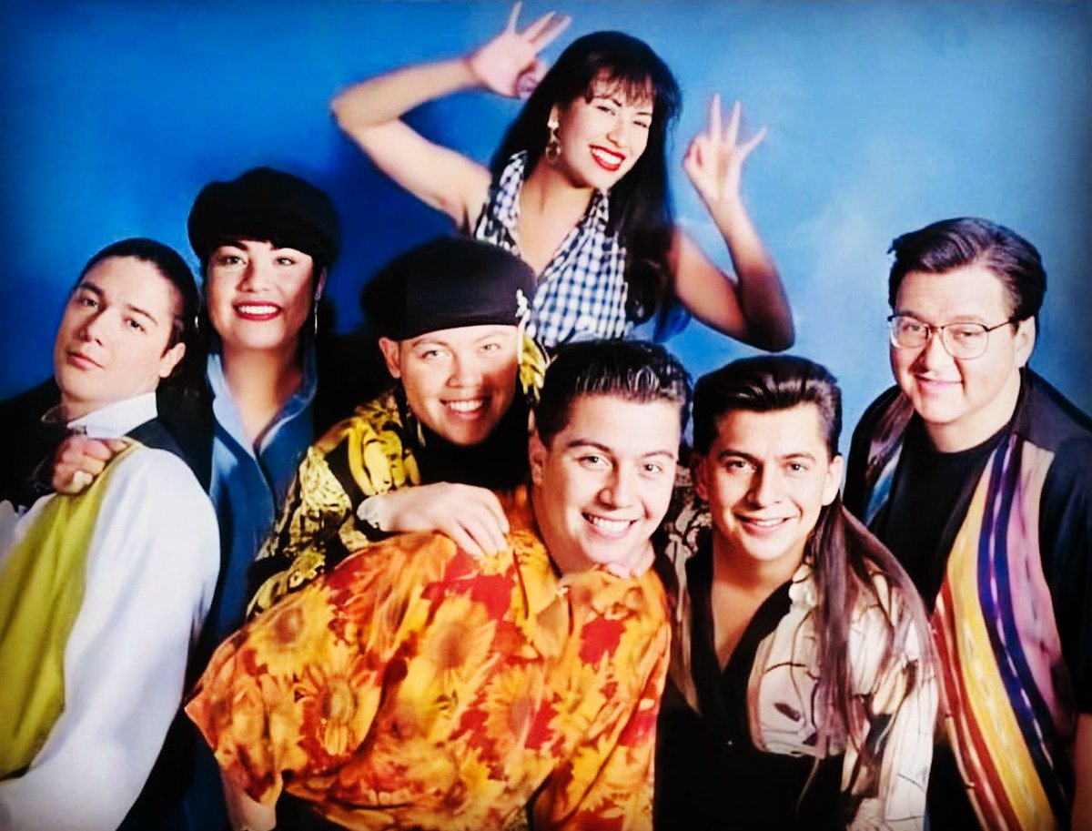 SelenaLaLeyenda's tweet photo. 🎶 “Qué linda es la vida
Vive cada día
Sin poner medida,
Vive hasta lo máximo” 🎶

#AlmostWeekendVibes 
#SelenaYLosDinos 💜 https://t.co/rjzIzH6oY5
