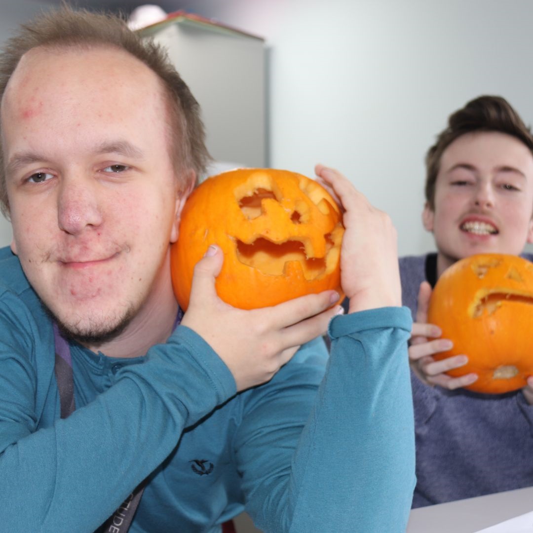 EKCFolkestone's tweet photo. Today one of our lovely catering and hospitality lecturers came over to supported learning to lead a pumpkin carving workshop. 🎃

Students hollowed out their pumpkins and then worked carefully with different pumpkin tools to carve their designs. 

#LoveOurColleges #Folkestone https://t.co/b2FYaZvDJN