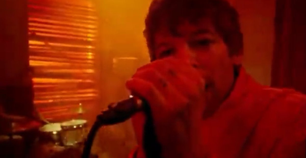 coacoactommo's tweet photo. got me giggling and blushing and i'm only watching the mv holy shit https://t.co/4XyReeAVCo