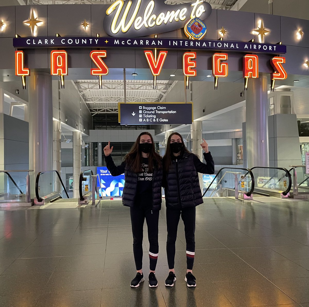 Welcome to #LasVegas 🃏

Taking on the American Stage with <a href="/CWPennandTeller/">CW Penn & Teller</a> 

.
.
.

#vivalasvegas #welcometolasvegas #vegassign #letsdoit #JUSTDOIT #foolus #tvshow #familytv #tvshow #twinning #twinpower #seasonpremiere #redcarpet #magicinthemaking #magicmoments #americatv #ad