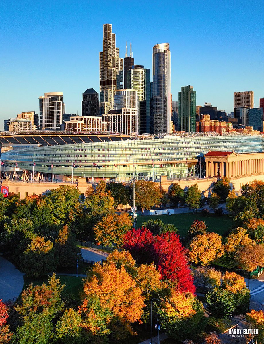 barrybutler9's tweet photo. Wednesday's Wake-Up in the Autumn Colors in Chicago.  #weather #chicago #news #ilwx #fallcolors https://t.co/ki5R51c0Xe