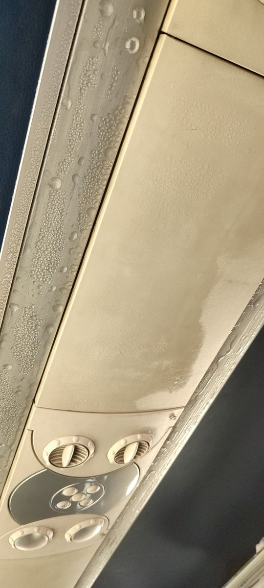 BernatB_00's tweet photo. M'encanta @monbusinfo, saben que quan plou es dorm millor al bus... Així que han decidit que plogui dins el bus🙃
Sempre pensant en donar el millor servei possible🫶🏽 https://t.co/WA4rBqM5Es