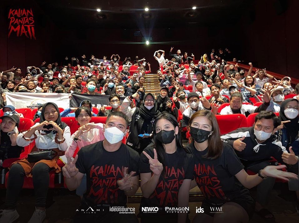 paragonpics_'s tweet photo. Cinema visit ke @cinema21 The Park Solo Mall β¨π» semua bisa lihat Dini ya kaya Rakka? xixixi. Ada kamu gak di foto ini?
β
#KalianPantasMati #MourningGrave #FilmKalianPantasMati #Ideosource #ParagonPictures #WME #NewkoGlobalEntertainment #AnamiFilmsOfficial #IDSEducationcom https://t.co/Iq0vRPCcek