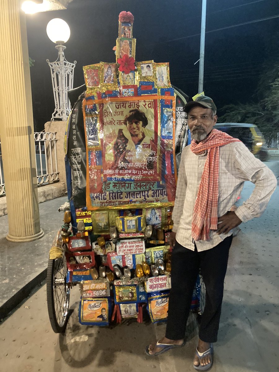 s18kwani's tweet photo. @SrBachchan Rickshawwala bhiya is a big fan of Amitabh Bachchan ji giving a special gift to Sir on his birthday. https://t.co/8nE58bjx01