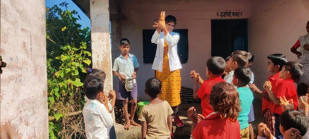 #GlobalHandwashingDay
Community Health Officer from Dindori HWC, #MadhyaPradesh organized a detailed orientation on steps of #handwashing during the Village Health and Nutrition Day.
@ABHWC_MP @NHM_MP @usaid_india @alliance_swe @Unilever