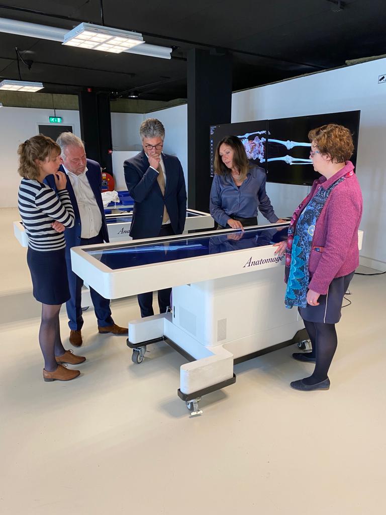 Vanmiddag was <a href="/HansOosters/">Hans Oosters</a>, Commissaris van de Koning in Utrecht, op bezoek op onze campus.
Vol trots hebben wij hem onze prachtige onderzoeks- en onderwijsfaciliteiten laten zien. We bezochten onder andere het vitaliteitscentrum en bekeken de digitale snijtafel.