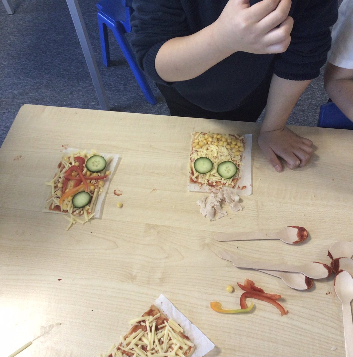 MrWalkerGBS's tweet photo. Yesterday we cooked our Pizza for the MasterChef competition.

We added Tomato purée, cheese and then all our toppings 🧀🌽🫑

@GoresbrookSc https://t.co/4jEKhajUS9