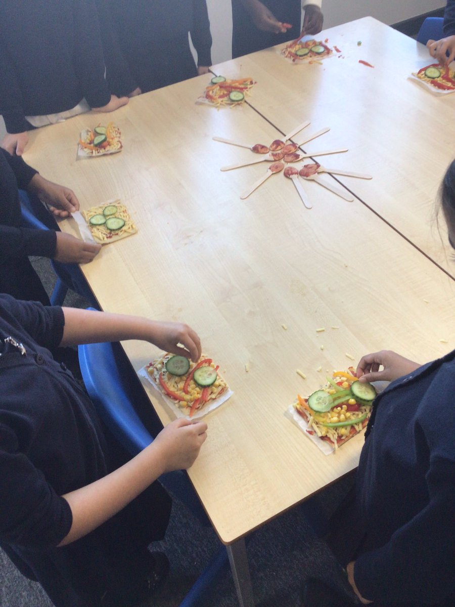 MrWalkerGBS's tweet photo. Yesterday we cooked our Pizza for the MasterChef competition.

We added Tomato purée, cheese and then all our toppings 🧀🌽🫑

@GoresbrookSc https://t.co/4jEKhajUS9