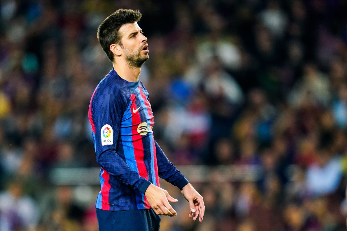 ActuFoot_'s tweet photo. Gerard Piqué pourrait prochainement jouer avec un maillot au nom de Shakira dans le cadre de la collaboration entre le Barça et Spotify.

Ceci dans le but de faire la promotion du single Monotonía, qui évoquerait la trahison dont a été victime Shakira. 😭

(@elespanolcom) https://t.co/vrzftRTOVo