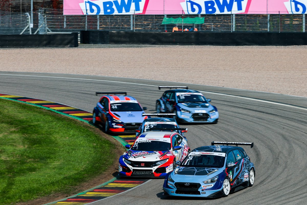 SID_Marketing's tweet photo. Mit Vollgas in die letzte Runde: Die @ADAC #TCRGermany beitet beim Saisonfinale jede Menge Highspeed-Action. #MartinAndersen steht als Meister fest. Um den Junior-Titel streiten @SzymonLadniak + #RenéKircher. Auch der Vizemeistertitel ist noch umkämpft. -> https://t.co/GGGltSCwQW https://t.co/K5iYRnf7rD