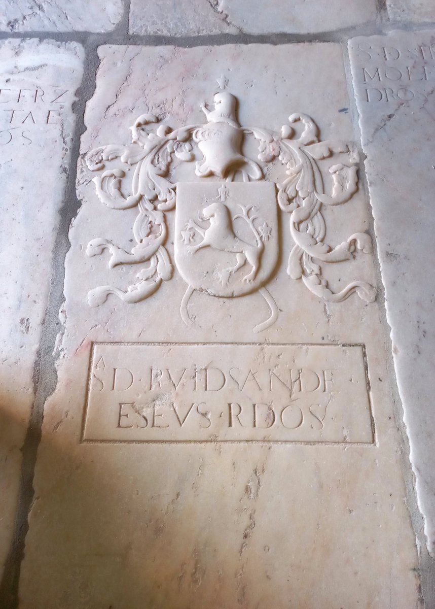 solubema's tweet photo. 📷 Tombstone in, Church Esperança Vila Viçosa
#vilaviçosa #alentejo #monumentdesign #marble #vigaria https://t.co/lyHNp7Yh8M