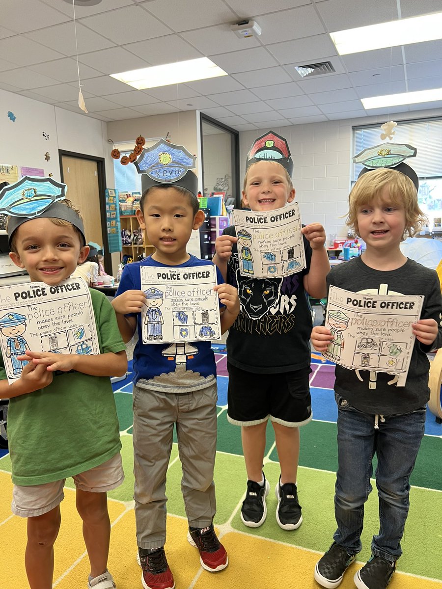 MissAs_Safari's tweet photo. The cutest little Police Officers!!! ๐ฎโโ๏ธ๐ฎ๐ฎโโ๏ธ Thank you Officer Ron for your service and for sharing with us! ๐ @RiverRidgeElem #1lisd #kindergarten #rrdgrattlers @RRDGLibrary https://t.co/AP7c5t9cNW