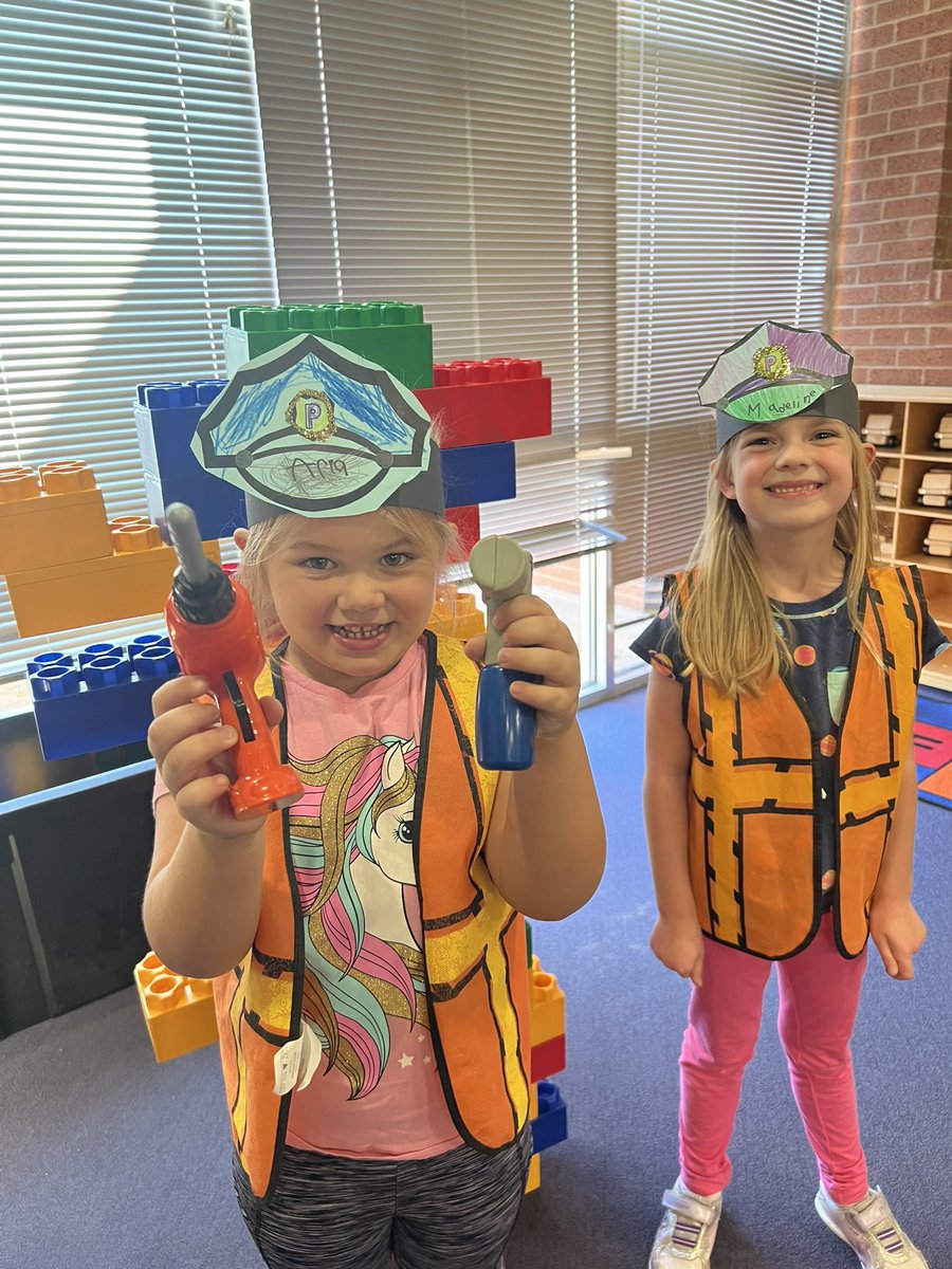 MissAs_Safari's tweet photo. The cutest little Police Officers!!! ๐ฎโโ๏ธ๐ฎ๐ฎโโ๏ธ Thank you Officer Ron for your service and for sharing with us! ๐ @RiverRidgeElem #1lisd #kindergarten #rrdgrattlers @RRDGLibrary https://t.co/AP7c5t9cNW