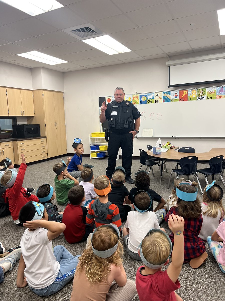 MissAs_Safari's tweet photo. The cutest little Police Officers!!! ๐ฎโโ๏ธ๐ฎ๐ฎโโ๏ธ Thank you Officer Ron for your service and for sharing with us! ๐ @RiverRidgeElem #1lisd #kindergarten #rrdgrattlers @RRDGLibrary https://t.co/AP7c5t9cNW