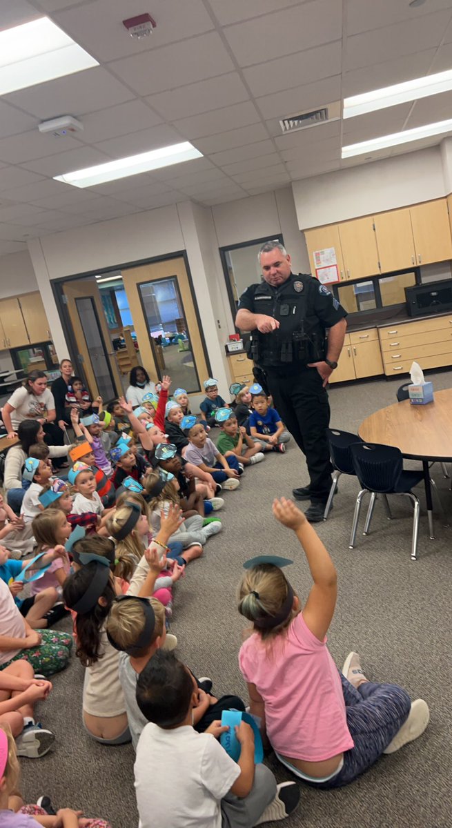 MissAs_Safari's tweet photo. The cutest little Police Officers!!! ๐ฎโโ๏ธ๐ฎ๐ฎโโ๏ธ Thank you Officer Ron for your service and for sharing with us! ๐ @RiverRidgeElem #1lisd #kindergarten #rrdgrattlers @RRDGLibrary https://t.co/AP7c5t9cNW