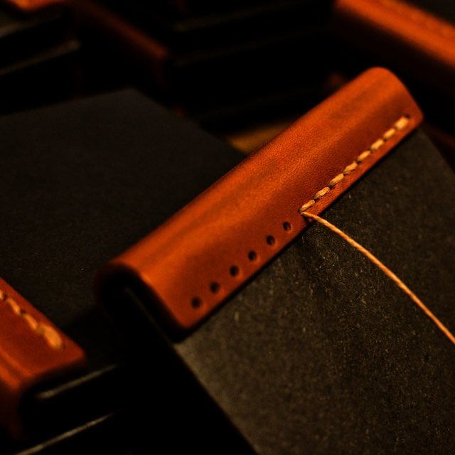 turkeyleg1214's tweet image. ひさしぶりの大量手縫い。
特注ドアパーツ（アルミ）に革を巻きつけてせっせと。
#pushplate #プッシュプレート
#pushplates #押し板
#doorpart #ドアパーツ
#doorparts #ドア金物
#handstitch #ハンドステッチ
#handsewn #手縫い
#alminium #アルミニウム
#leather #革
#revista #レヴィスタ