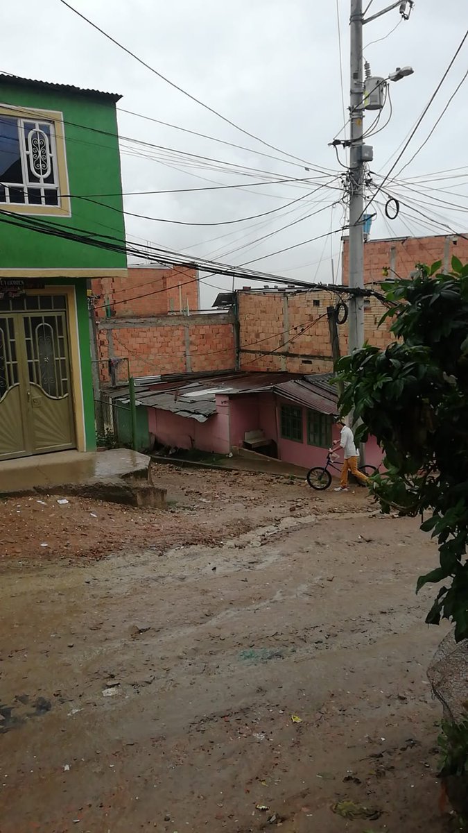 Esto es un ejemplo real del municipio de Soacha. Donde la empresa Enel-Codensa no le ha hablado las orejas a <a href="/HVMultiplay/">HV Multiplay</a> <a href="/cablemasbogota/">CablemasBogota</a> <a href="/ETB/">ETB</a> <a href="/Tigo_Colombia/">Tigo Colombia</a> <a href="/cdigitalexpress/">Conexion Digital</a> 

Ya que ellos hicieron cambio de postes y no arreglaron el cableado llevamos más de 1 año y no soluciona