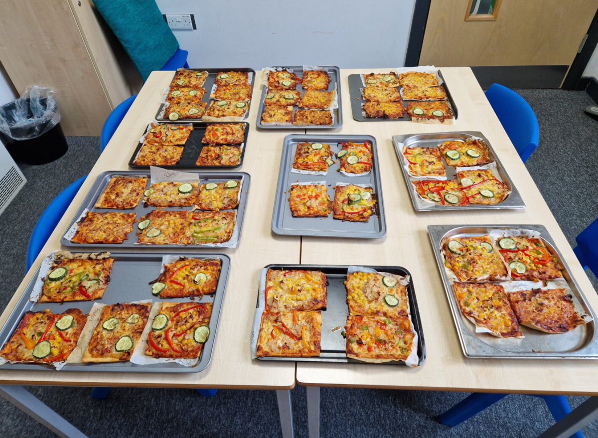 MrWalkerGBS's tweet photo. Here are our pizzas!

They’re finally our of the oven and looking amazing!!!🍕

@GoresbrookSc https://t.co/0KLnEQF1sL