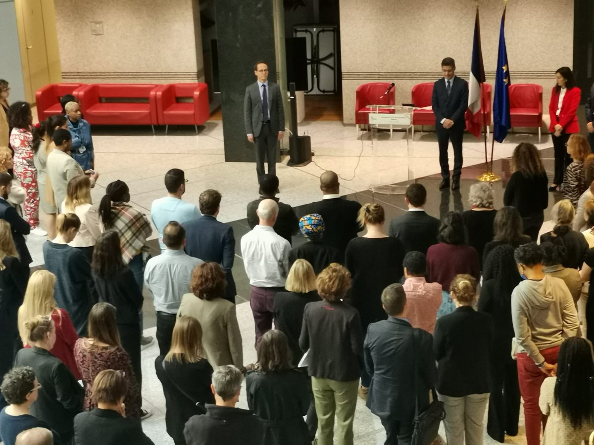 #Hommage 🇫🇷 Pierre-Antoine MOLINA, préfet, secrétaire général aux politiques publiques auprès du @Prefet75_IDF et les agents de la préfecture ont rendu hommage à Thomas CAVAILLON-PINOD, gendarme affecté à la brigade motorisée, décédé le 13 octobre dans l'exercice de ses fonctions