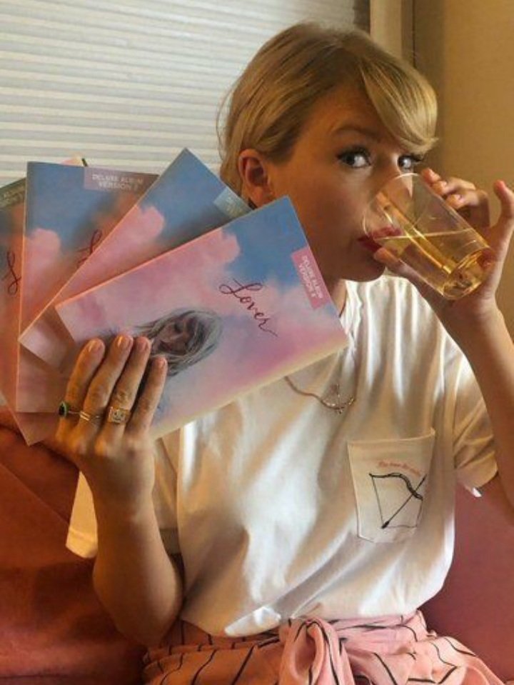 thisisnoetrying's tweet photo. day 11: lover era💓 #12DaysOfTaylor https://t.co/Ikd7N3NiMY