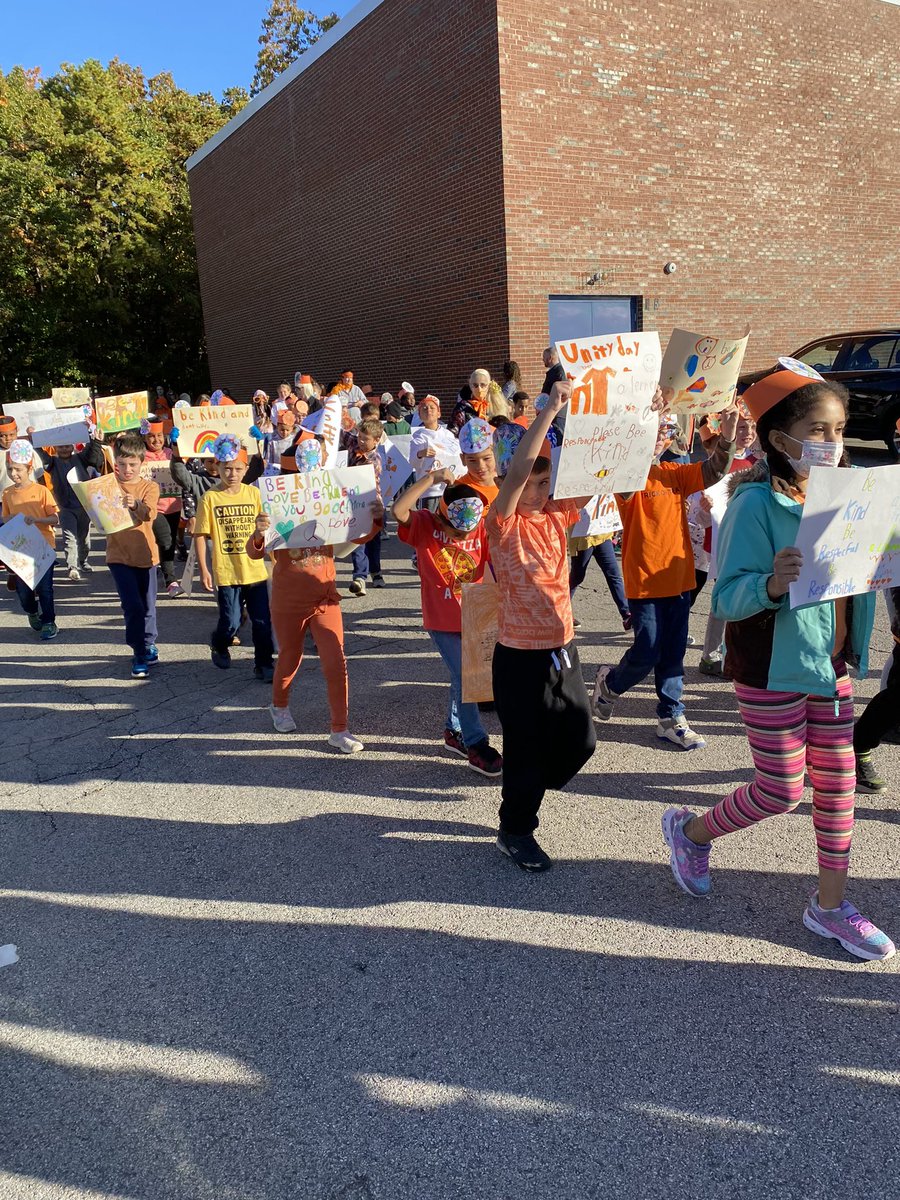 SarfdeK's tweet photo. @ChasTweets and the staff at Ledge Street Elementary celebrate unity each year with signs, music, and dancing. There's nothing better than this!! 🧡🖤🧡🖤 https://t.co/aDLfWYKEiA