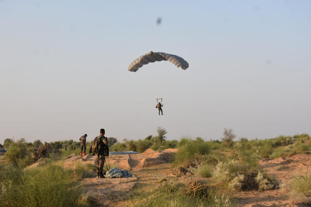 #SpecialForces rehearsed their rapid reaction drills along the borders in close coordination with the Mechanised Forces of Strike Corps. Combat Freefall, Static Line drop and Precision drop of Light Strike Vehicle was carried out. #IndianArmy #InStrideWithTheFuture @adgpi