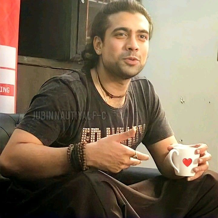 chand_Alfaaz_hu's tweet photo. Nahi kia.. Kyuki janti nhi thi song tumhare achche lge pr kabhi pta nhi kia kon hai.. #Aawargi song gjb tha. Usme imagine kr sakti thi.. Pr nahi kia.. Kabhi socha hi nhi tumhe vo #Osathi song ne mjboor kia fir shocked thi mere fav songs sab tumhare the.. Apne bio mein he ye song https://t.co/Nj4V1ikLL6