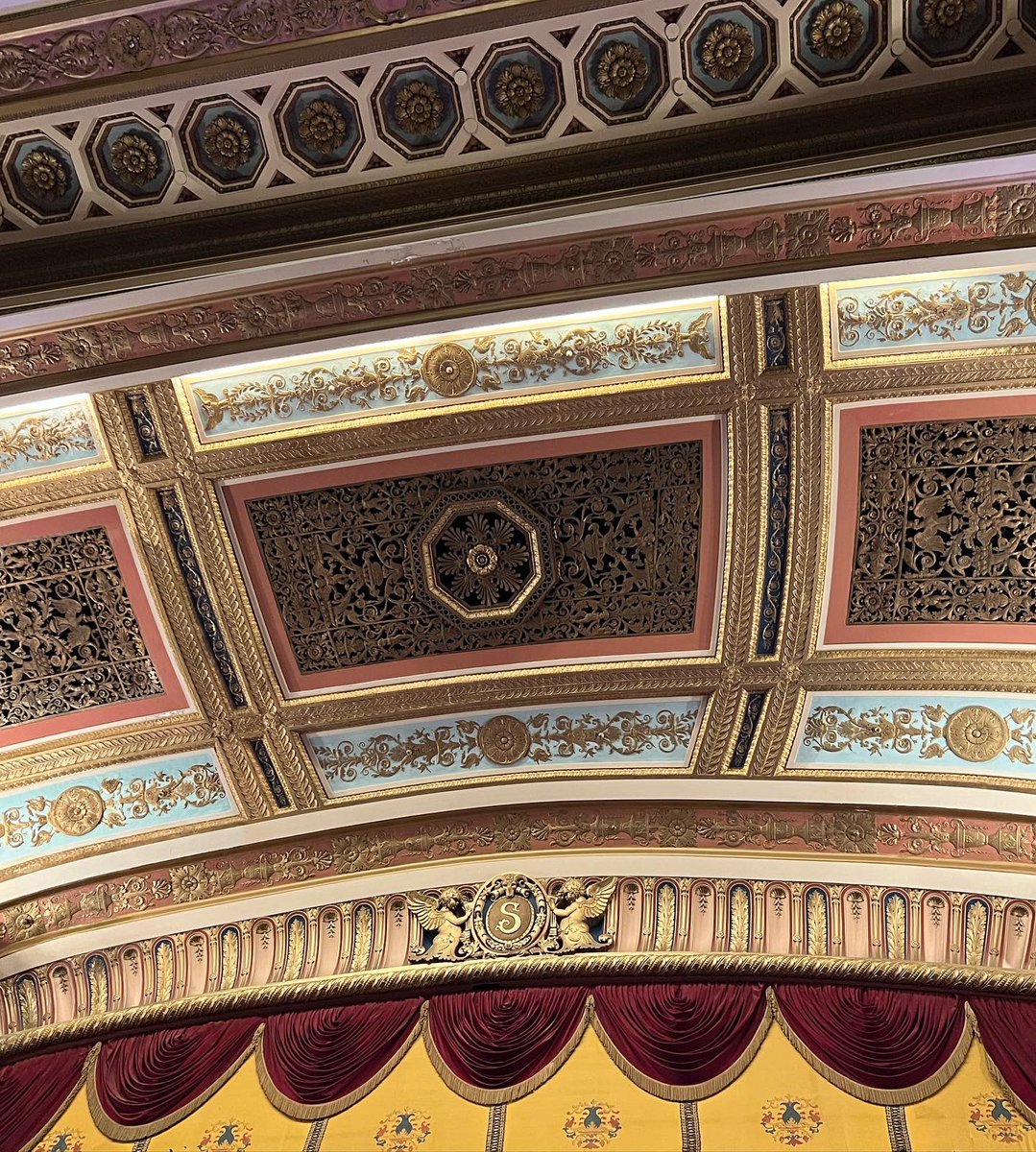 betsystamant's tweet photo. Girl’s night last night looked like a bistro balcony, fish & chips, and an amazing aerial performance at the historic Strand theater with my teenager 💜🎭🤩
#girlsnight #aerialperformance #rooftopdining #authorlife #mamadaughtertime #TuesdayFeeling #downtown #balconylife #bistro https://t.co/MYyuFPfBPQ