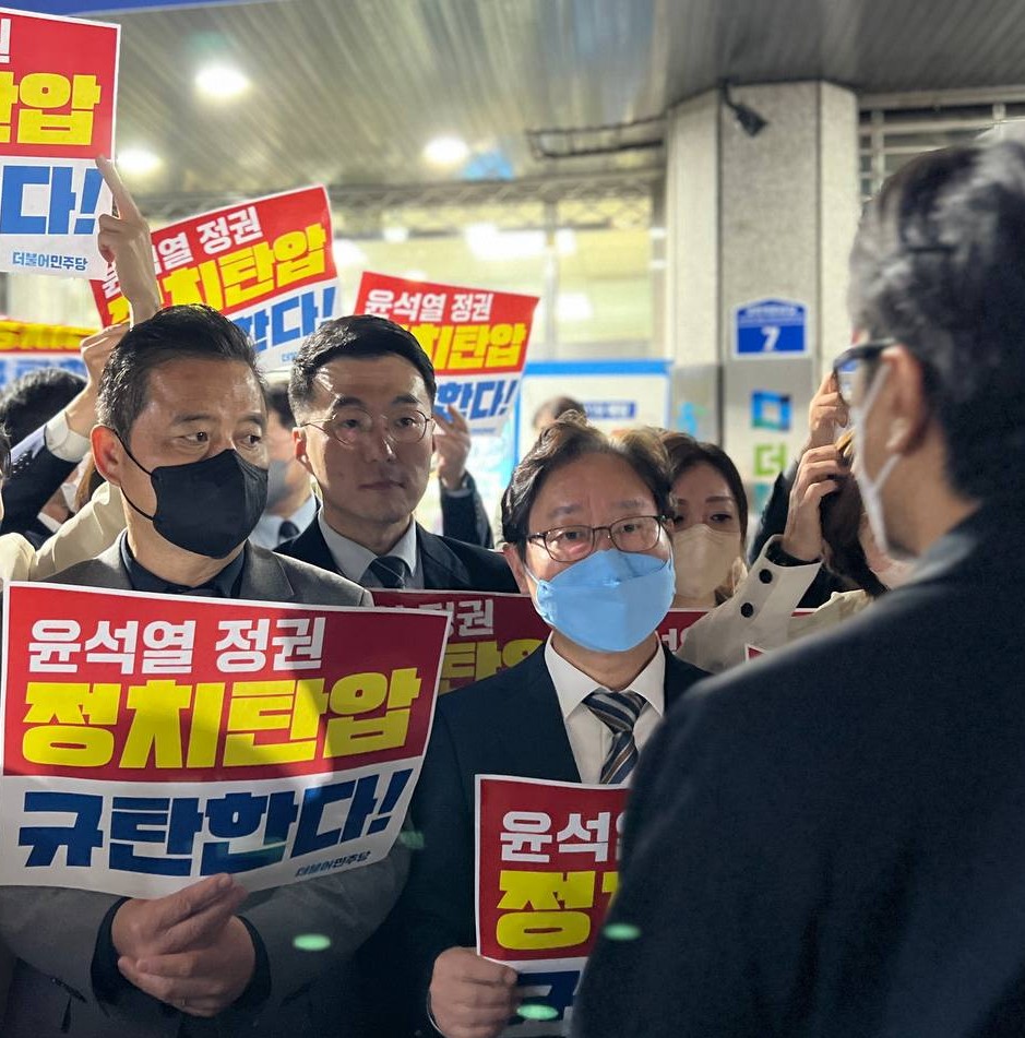 lawmaker2024's tweet photo. 新공안정국의 짙은 먹구름이 가득합니다.
대검이 국정감사를 하루 앞두고, 민주당사 압수수색을 시도하고 있습니다. 잇단 국정 실책과 실패로 궁지에 몰린, 윤석열 정부의 발악입니다. 

밤이 깊어지면 새벽이 옵니다.
언제나 당원들과, 국민들과 함께 하겠습니다. https://t.co/PN6YPFWk2O