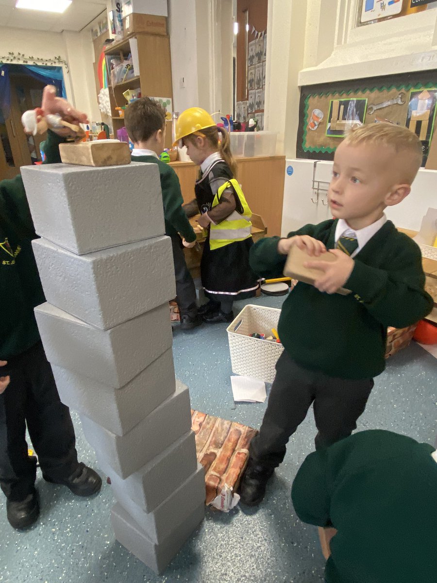 sjvblackpool's tweet photo. #SJVRDH #SJVWriting #SJVConstruction #SJVEYFS We’ve been busy using our fine motor skills to design and draw our buildings and then our gross motor skills to build them! 👷♀️🧱👷🧱👷♂️🧱 https://t.co/Up4YFbJYG2