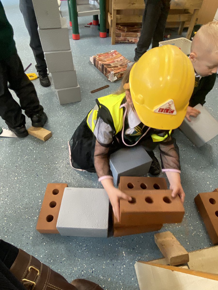 sjvblackpool's tweet photo. #SJVRDH #SJVWriting #SJVConstruction #SJVEYFS We’ve been busy using our fine motor skills to design and draw our buildings and then our gross motor skills to build them! 👷♀️🧱👷🧱👷♂️🧱 https://t.co/Up4YFbJYG2