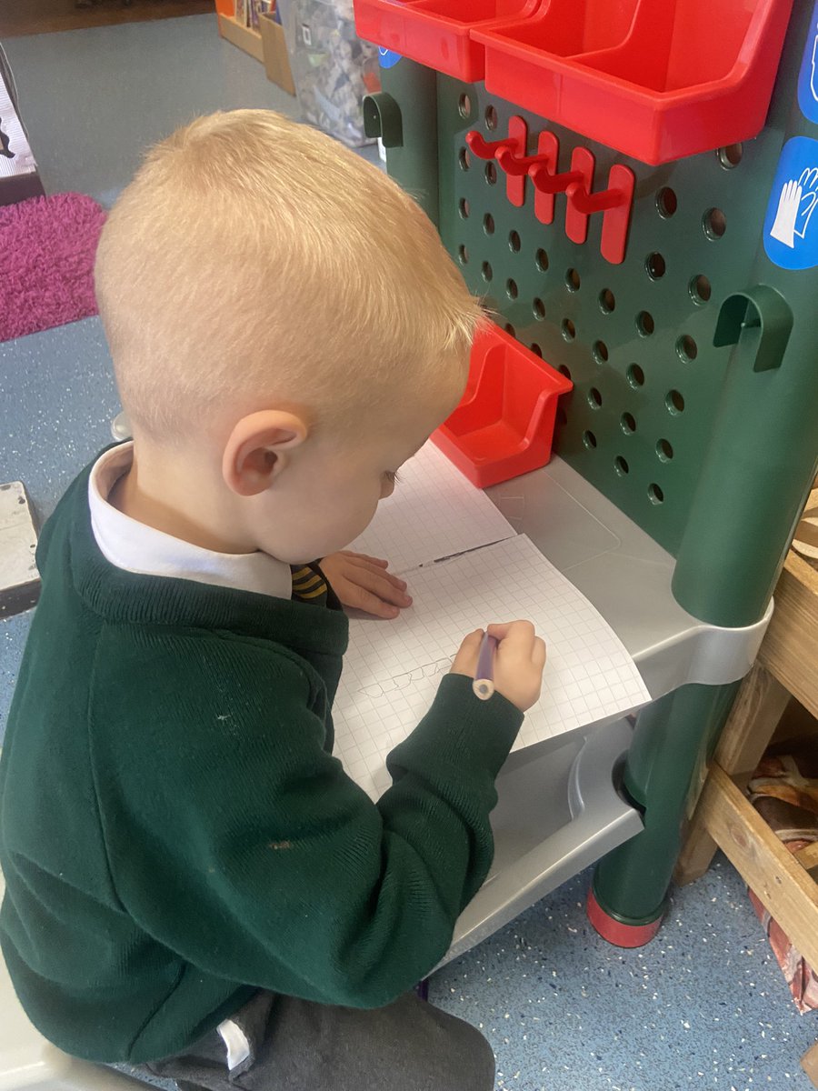 sjvblackpool's tweet photo. #SJVRDH #SJVWriting #SJVConstruction #SJVEYFS We’ve been busy using our fine motor skills to design and draw our buildings and then our gross motor skills to build them! 👷♀️🧱👷🧱👷♂️🧱 https://t.co/Up4YFbJYG2