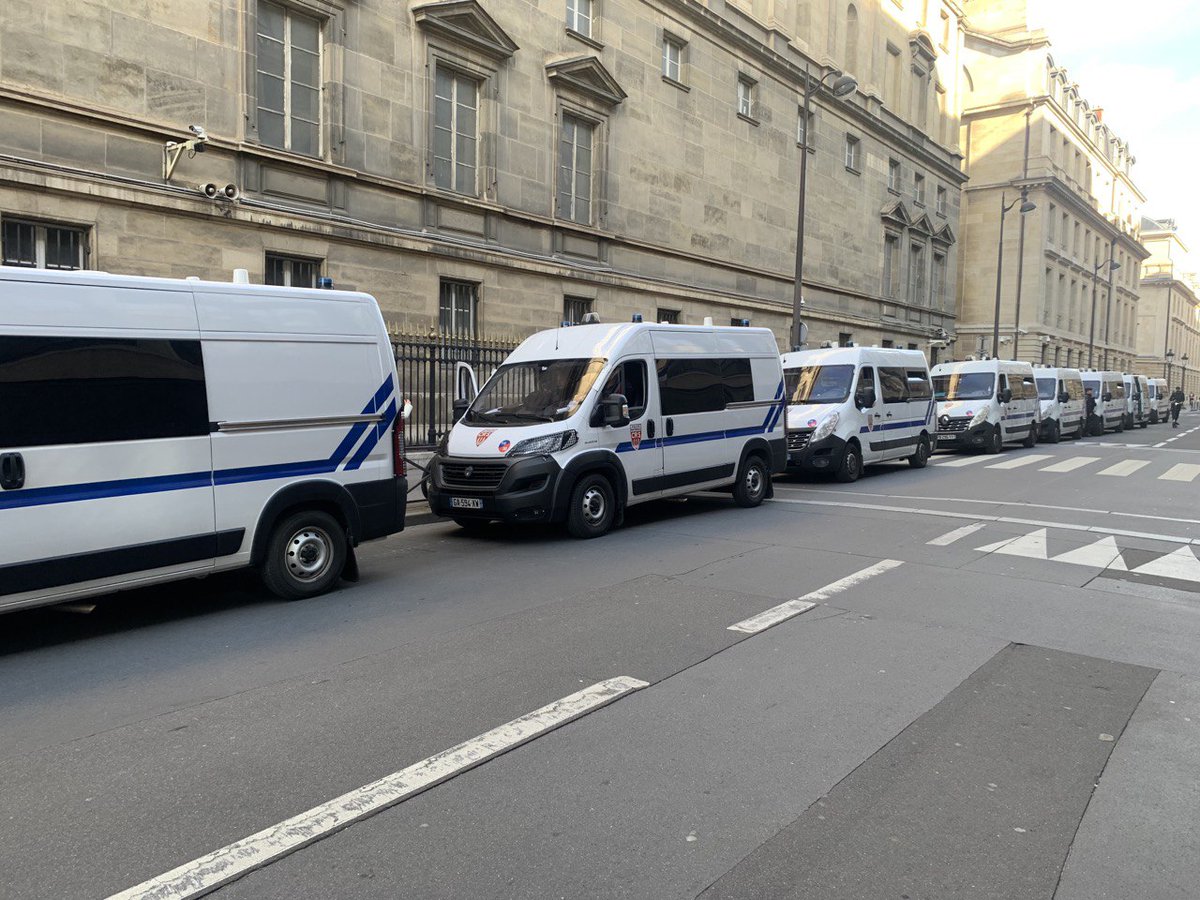 Francois_Ruffin's tweet photo. Chronique de la démocratie en macronie : le convoi du 49-3 est arrivé à l’Assemblée. https://t.co/anSZoltA1c