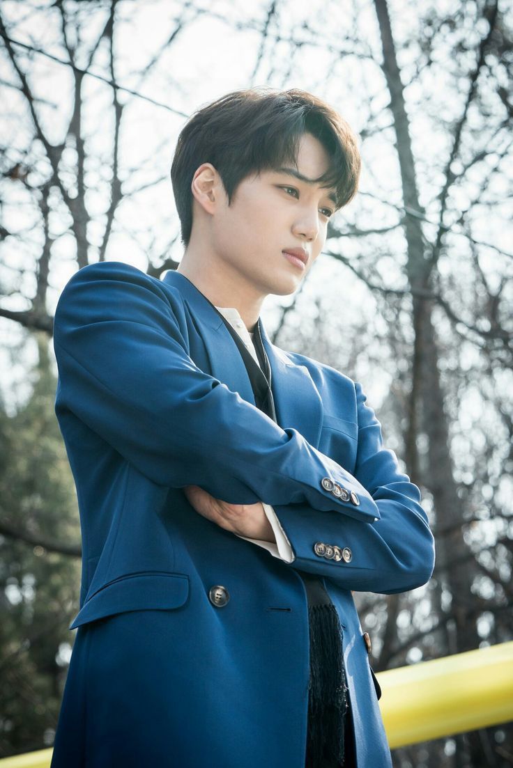 kaidyorella's tweet photo. kaisoo au where newbie prosecutor kyungsoo is in a rush so instead of taking the stairs normally, he slides instead at the railings only to stumble at the end where his face meets his senior jongin's crotch.

realizing what just happened, ksoo looks up at ji with a v sign &amp; runs. https://t.co/boeUq132o8