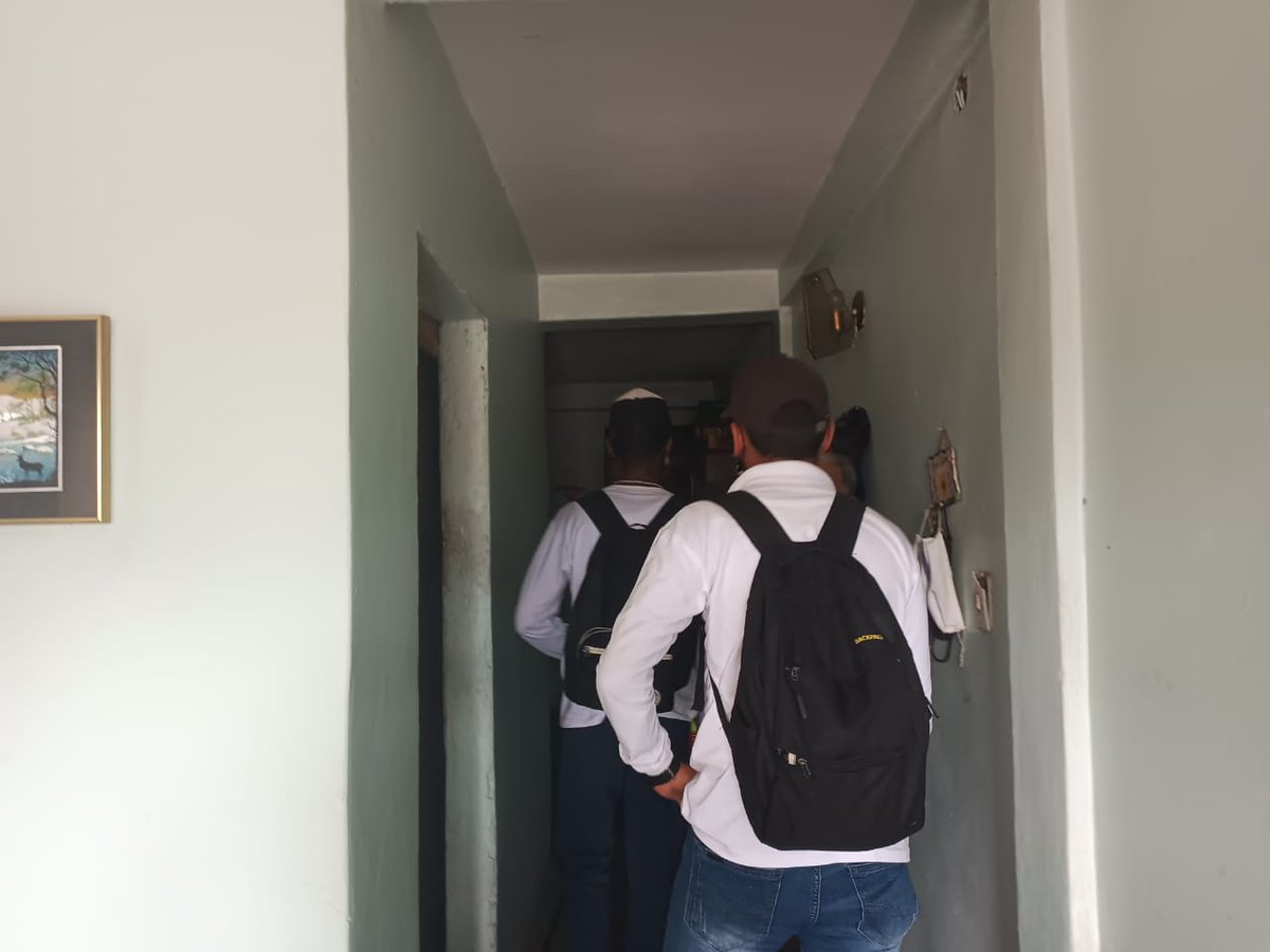 ImvihSucre's tweet photo. Siguiendo instrucciones del ciudadano alcalde José Vicente Rangel Ávalos, el día Martes 18 de Octubre de 2022, funcionarios de (IMVIH-SUCRE), realizaron inspecciones en la Calle Principal de Las Casitas, sector Carpintero, parroquia Petare.
@JoseVRangelA 
@GabrielaEsSucre https://t.co/J7gykybK45