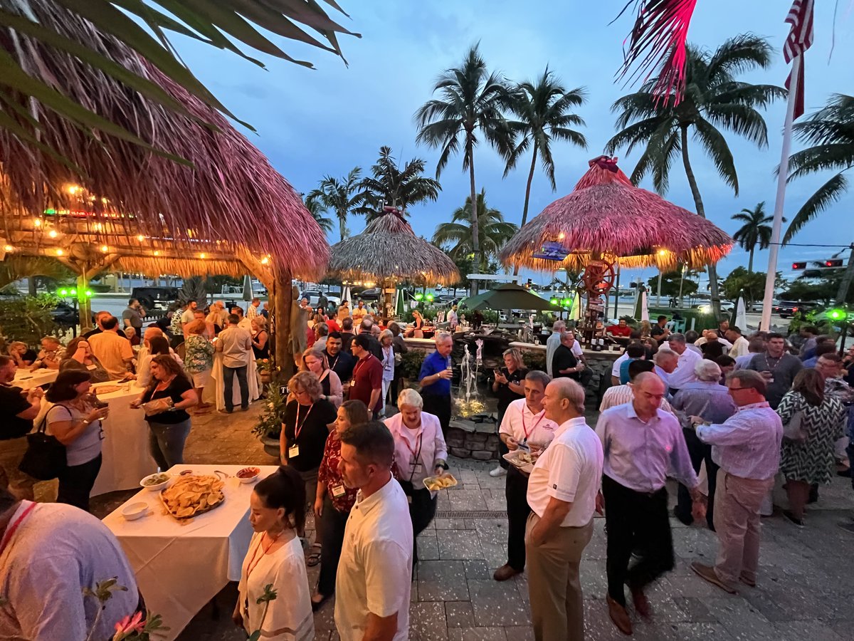 UniProFoods's tweet photo. Great food, great music, and great friends all came together at the landmark ER Bradley's in West Palm Beach! ๐ธ๐ด #UniPro2022FallConference https://t.co/2WyW7oqMPz