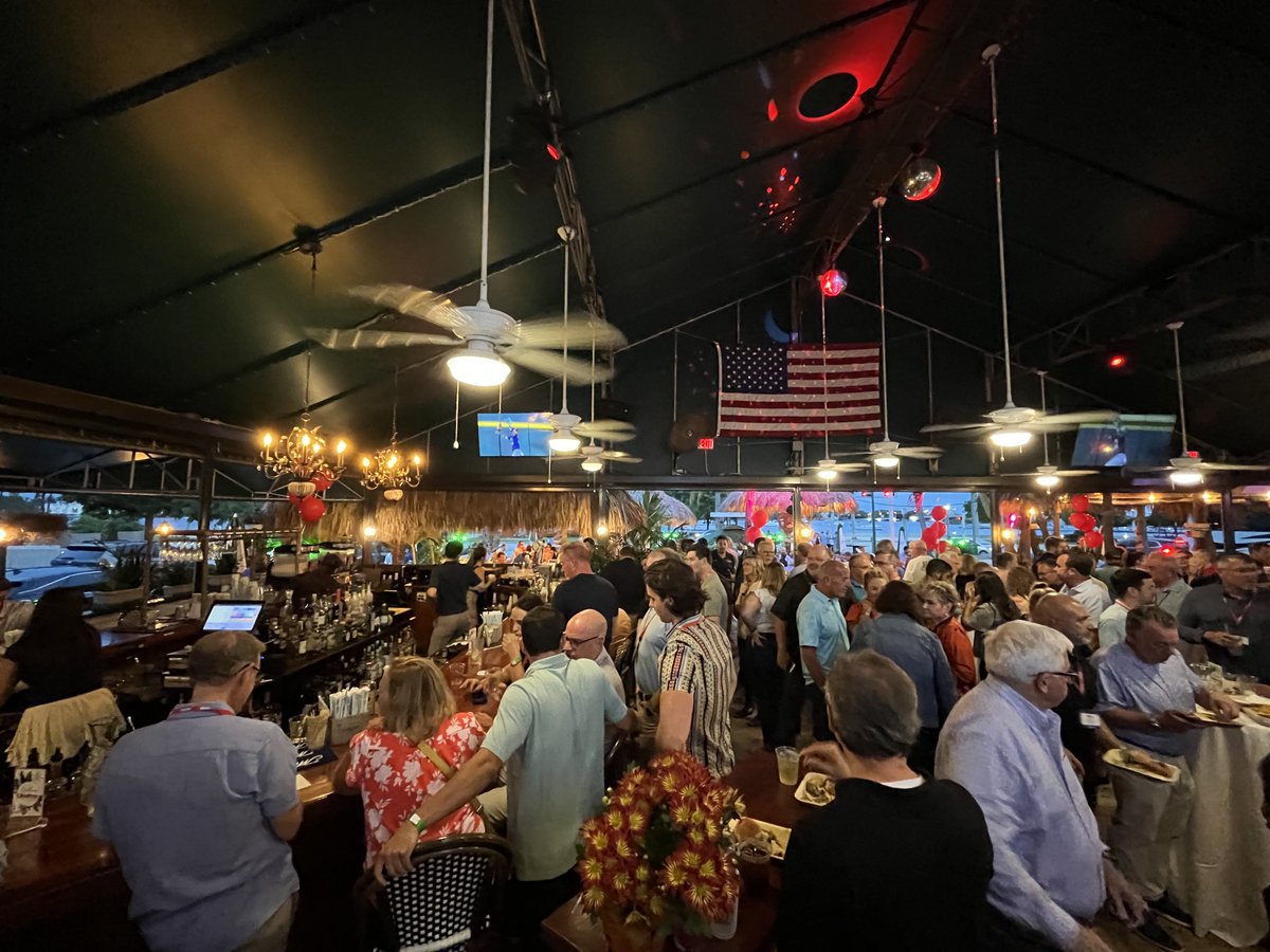UniProFoods's tweet photo. Great food, great music, and great friends all came together at the landmark ER Bradley's in West Palm Beach! ๐ธ๐ด #UniPro2022FallConference https://t.co/2WyW7oqMPz