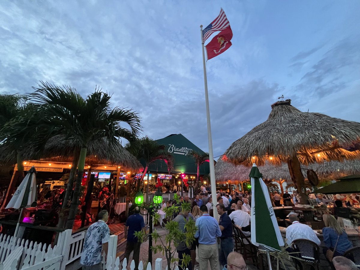 UniProFoods's tweet photo. Great food, great music, and great friends all came together at the landmark ER Bradley's in West Palm Beach! ๐ธ๐ด #UniPro2022FallConference https://t.co/2WyW7oqMPz