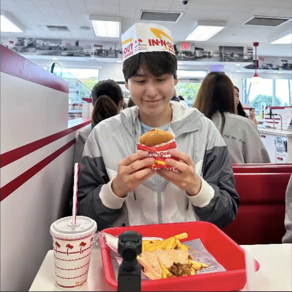 adorekyu's tweet photo. Before                             After 
Entering                          Entering
In N Out                          In N Out 
(A cool guy😎)              (A Baby🍼) https://t.co/3zS65qhmjp