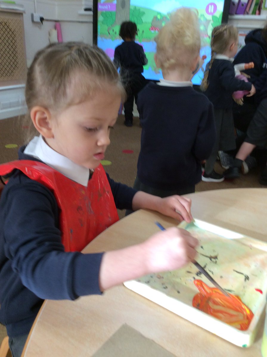 EgremontEYFS's tweet photo. This week is all about pumpkins ๐ in EYFS! We are exploring them through every area of learning! Here we are using our expressive art skills by mixing paint colours to make orange and using apples to print pumpkin shapes #expressiveartsanddesign #explorepaint #colourmixing https://t.co/f4oulOHtYb