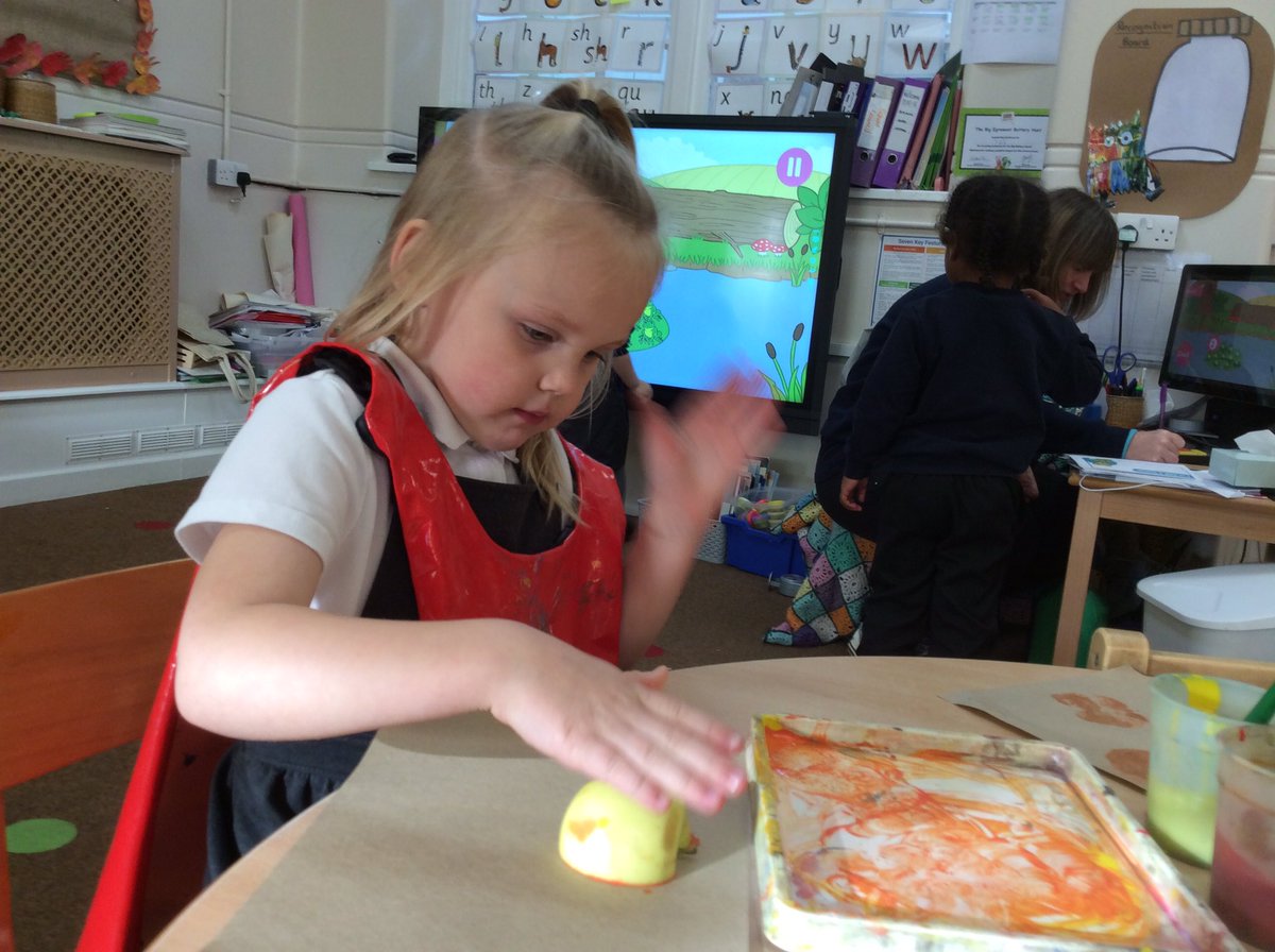 EgremontEYFS's tweet photo. This week is all about pumpkins ๐ in EYFS! We are exploring them through every area of learning! Here we are using our expressive art skills by mixing paint colours to make orange and using apples to print pumpkin shapes #expressiveartsanddesign #explorepaint #colourmixing https://t.co/f4oulOHtYb