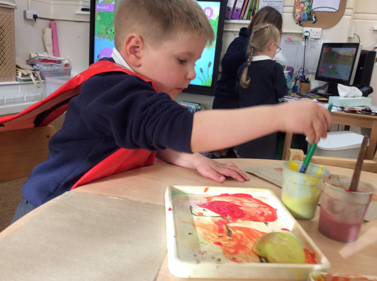 EgremontEYFS's tweet photo. This week is all about pumpkins ๐ in EYFS! We are exploring them through every area of learning! Here we are using our expressive art skills by mixing paint colours to make orange and using apples to print pumpkin shapes #expressiveartsanddesign #explorepaint #colourmixing https://t.co/f4oulOHtYb