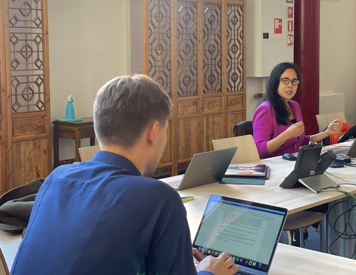 MATA_CoE's tweet photo. Prof. Shattuck’s extended #transatlantic table hosts Prof. Chang @michelemchang - MATA Director 🇺🇸🇪🇺to discuss comparative transatlantic responses to the #financialcrisis & #COVID19 economic crisis #MATAstudent https://t.co/5qe4ruvClV